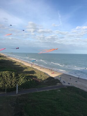 En la playa, camastros y toallas de playa 
