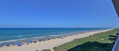 Am Strand, Liegestühle, Strandtücher