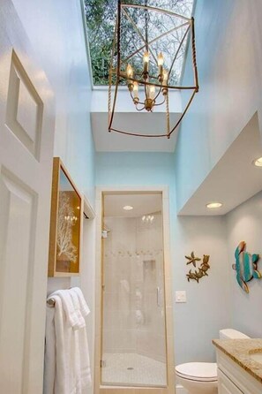 Bathtub, hair dryer, towels - SEA PINES, RECENTLY UPDATED, PRIVATE POOL, GAME ROOM FOR ADULTS AND KIDS (Hilton Head Island)