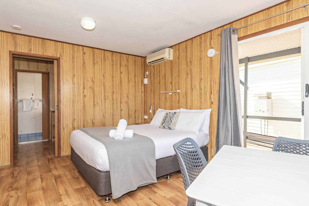 Standard Cabin - Pet Friendly | Ferros/tábuas de passar roupa, Wi-Fi de cortesia, roupa de cama