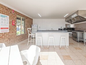 Fridge, microwave, electric kettle, toaster - Moruya Holiday Park (Moruya)