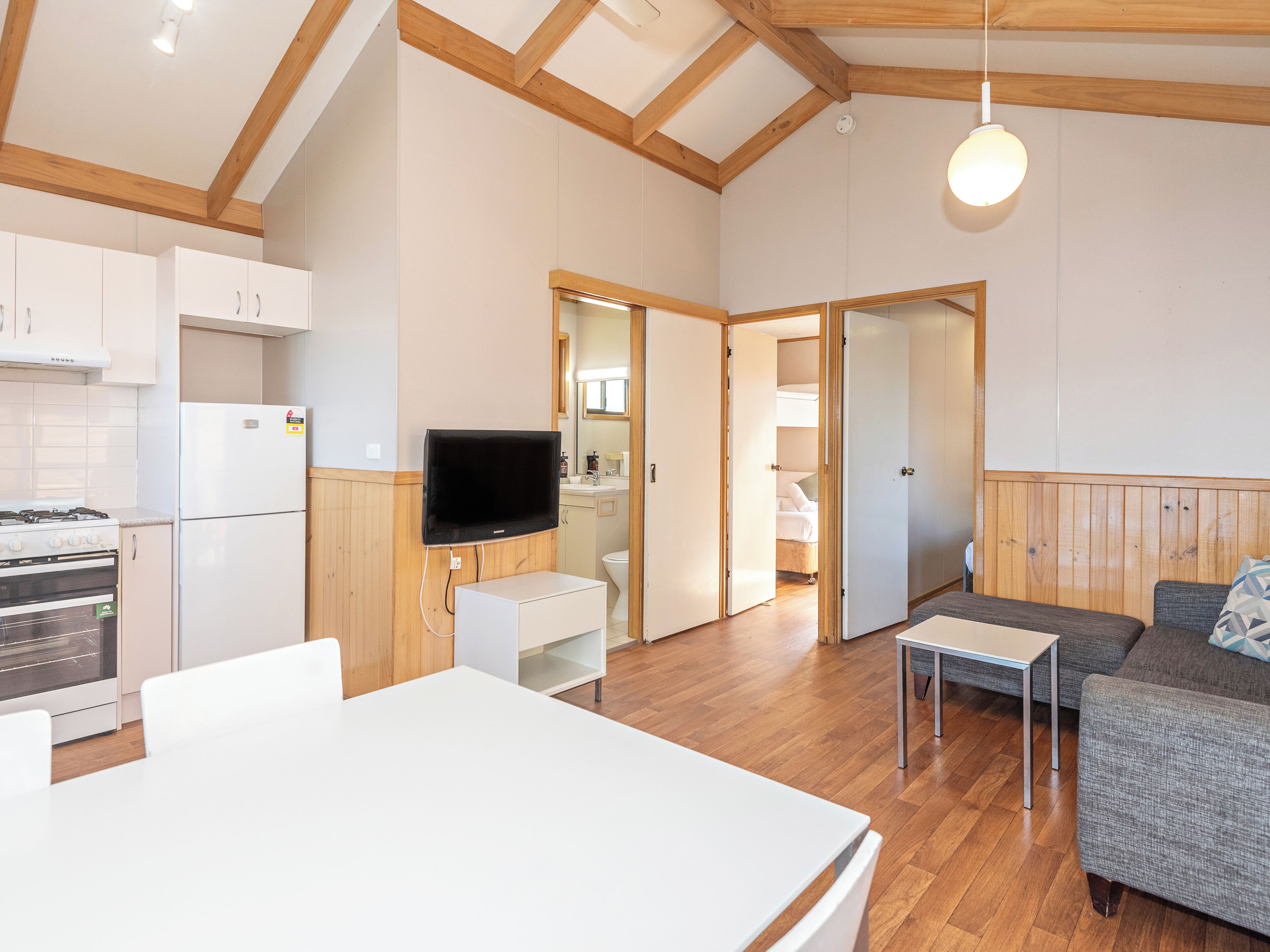 Superior Riverfront 2 Bedroom Cabin - Not Pet Friendly | Área de estar | TV de tela plana
