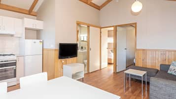Superior Riverfront 2 Bedroom Cabin - Not Pet Friendly | Área de estar | TV de tela plana