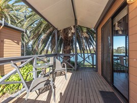 Superior Riverfront 2 Bedroom Cabin - Not Pet Friendly | Terraço/pátio