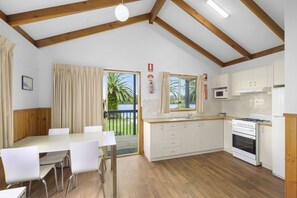Standard Riverview 2 Bedroom Spa Villa - Not Pet Friendly | Cocina privada | Nevera en la zona común, microondas, hervidor eléctrico y tostadora