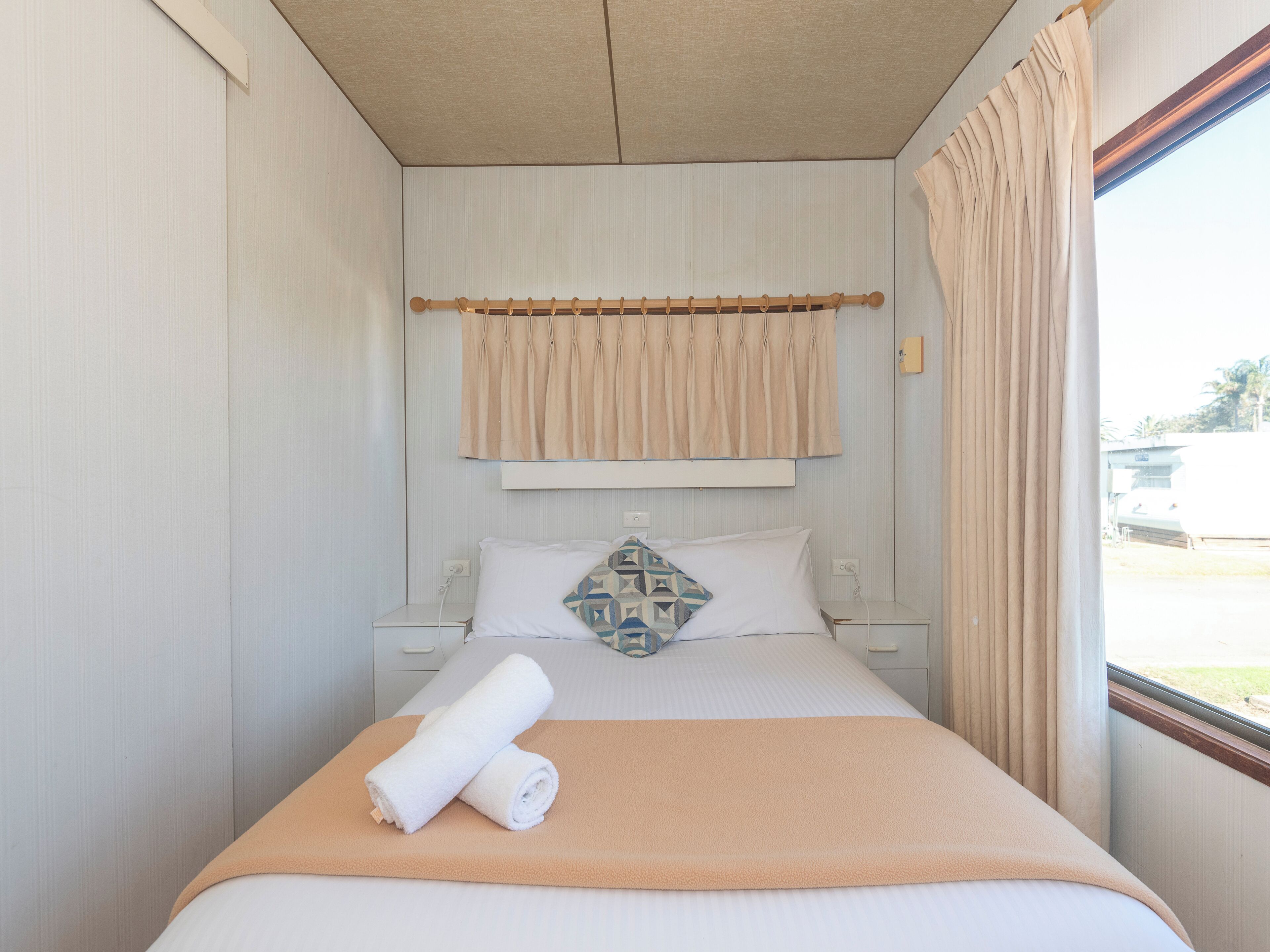 Economy Cabin - Pet Friendly | Ferros/tábuas de passar roupa, Wi-Fi de cortesia, roupa de cama