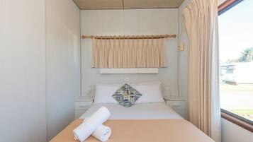 Economy Cabin - Pet Friendly | Ferros/tábuas de passar roupa, Wi-Fi de cortesia, roupa de cama