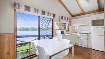 Superior Riverfront 2 Bedroom Cabin - Not Pet Friendly | Cuisine privée | Réfrigérateur dans l'espace commun, micro-ondes, bouilloire électrique