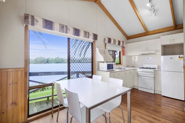 Superior Riverfront 2 Bedroom Cabin - Not Pet Friendly | Cuisine privée