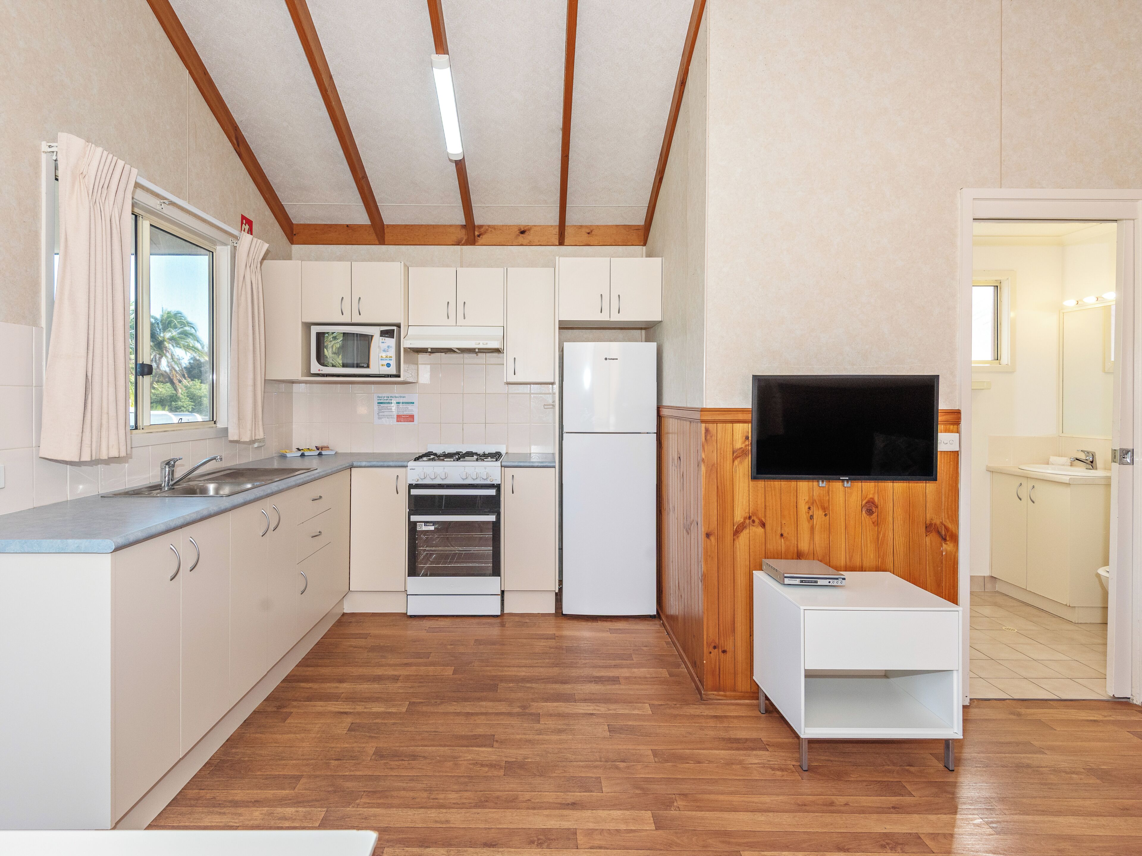 Standard Riverview 2 Bedroom Spa Villa - Not Pet Friendly | Cocina privada | Nevera en la zona común, microondas, hervidor eléctrico y tostadora