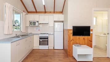 Standard Riverview 2 Bedroom Spa Villa - Not Pet Friendly | Cocina privada | Nevera en la zona común, microondas, hervidor eléctrico y tostadora
