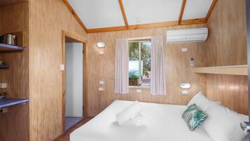 Economy Poolside Motel Room - Not Pet Friendly | Silitysrauta/-lauta, ilmainen Wi-Fi, vuodevaatteet