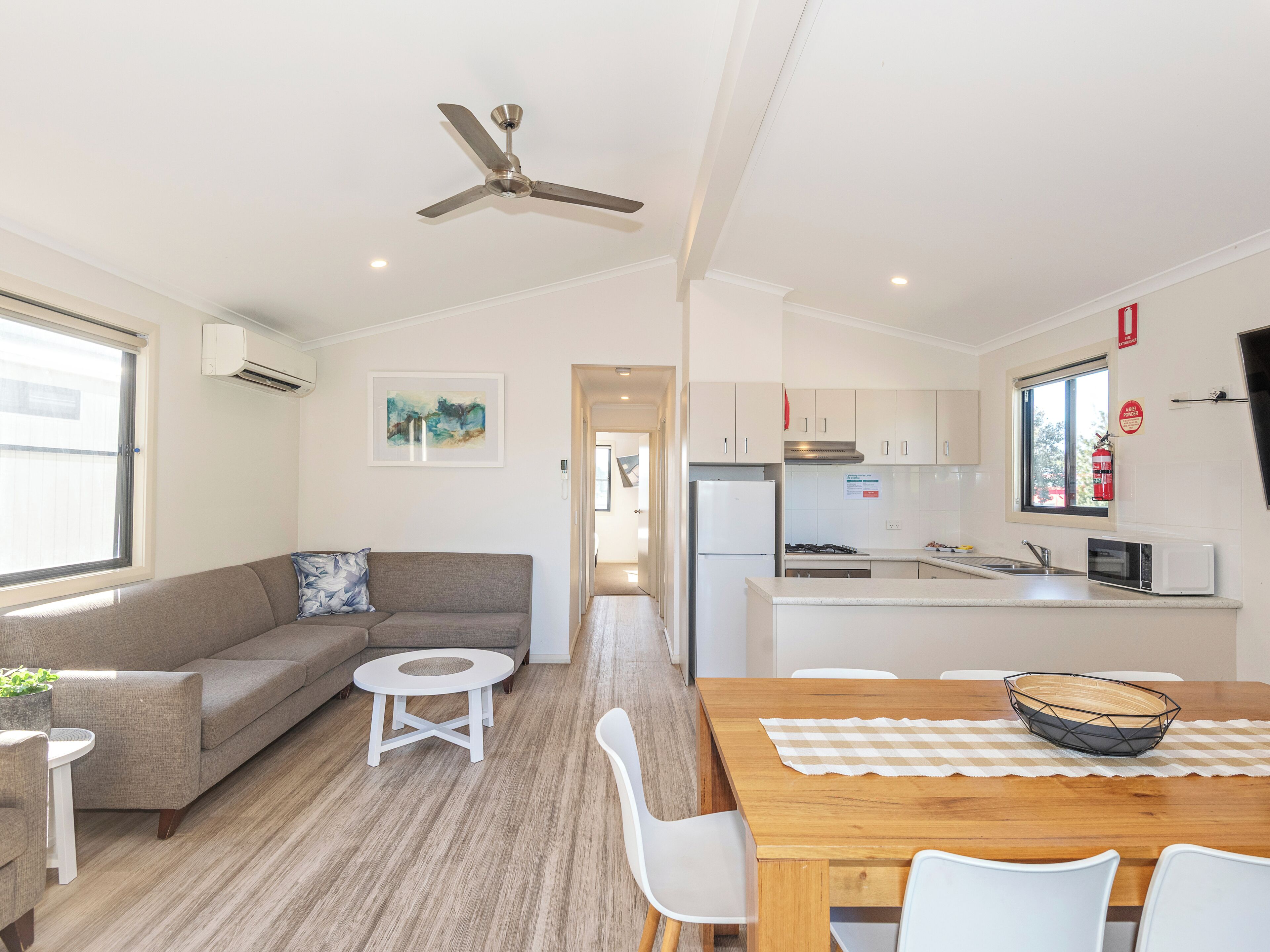 Deluxe Riverfront 3 Bedroom Villa - Not Pet Friendly | 起居区 | 平板电视