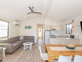 Deluxe Riverfront 3 Bedroom Villa - Not Pet Friendly | Coin séjour