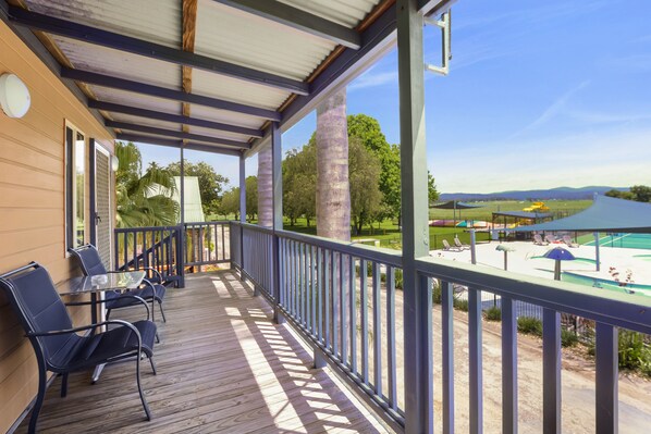 Economy Poolside Motel Room - Not Pet Friendly | Terrasse/Patio