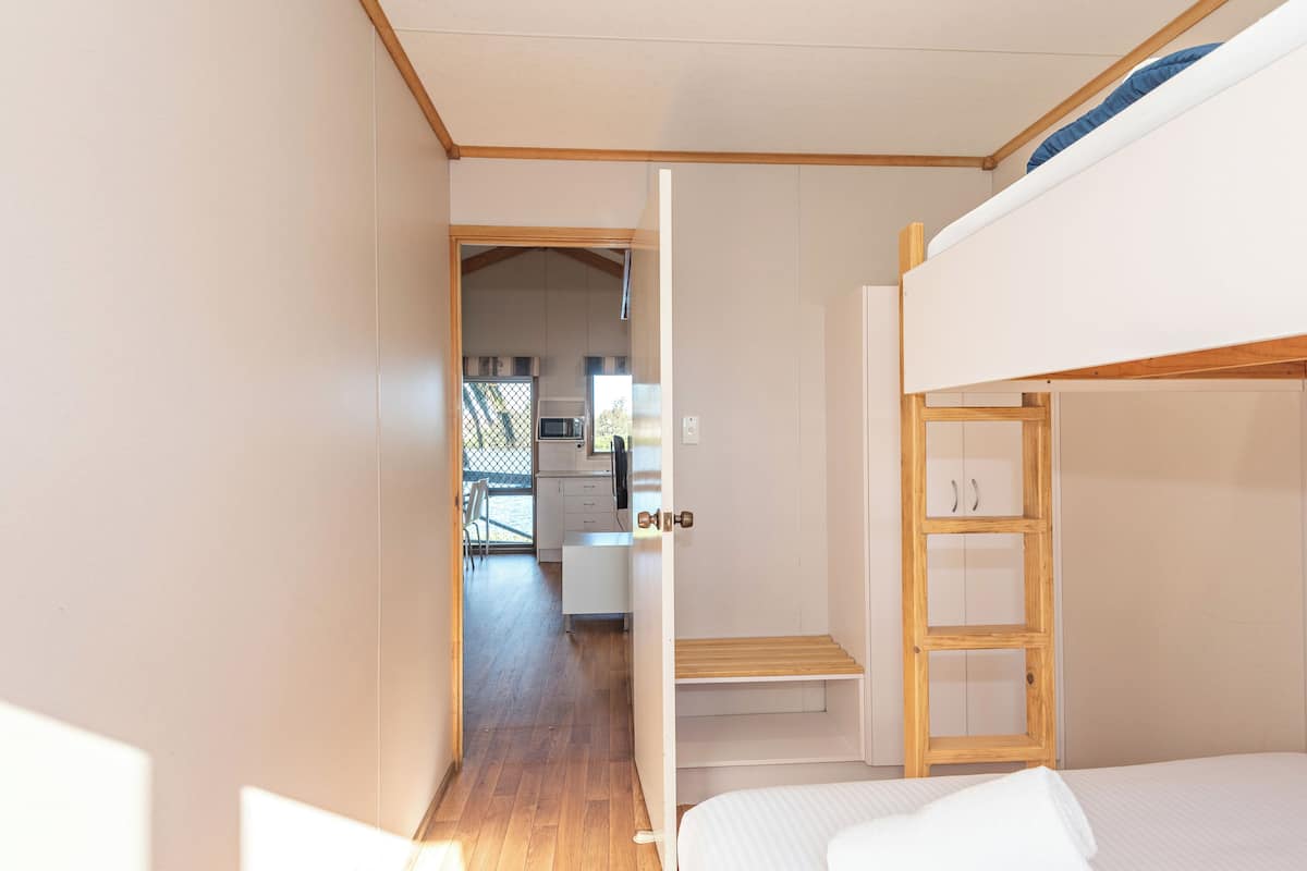 Superior Riverfront 2 Bedroom Cabin - Not Pet Friendly | Ferros/tábuas de passar roupa, Wi-Fi de cortesia, roupa de cama