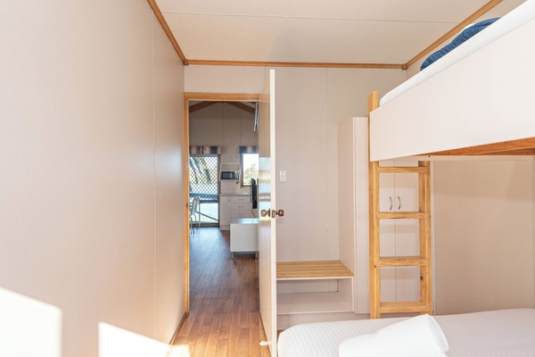 Superior Riverfront 2 Bedroom Cabin - Not Pet Friendly | Strykejern/-brett, wi-fi (inkludert) og sengetøy