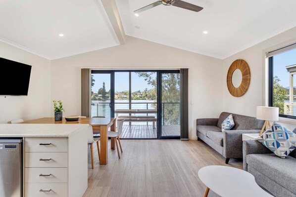 Deluxe Riverfront 3 Bedroom Villa - Not Pet Friendly | 客房景观