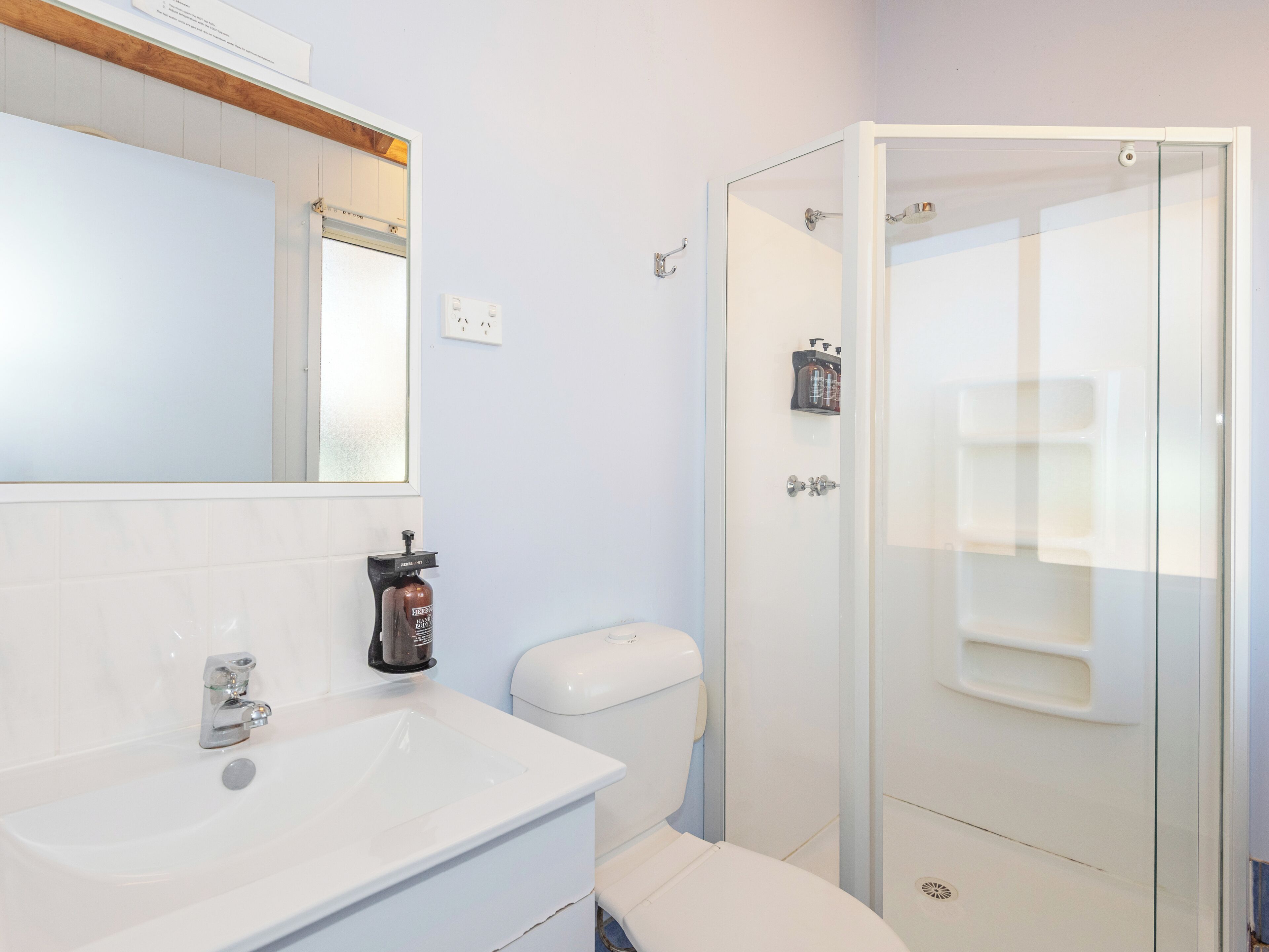 Economy Poolside Motel Room - Not Pet Friendly | Baño | Artículos de higiene personal gratuitos, secador de pelo y toallas