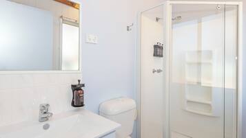 Economy Poolside Motel Room - Not Pet Friendly | Baño | Artículos de higiene personal gratuitos, secador de pelo y toallas