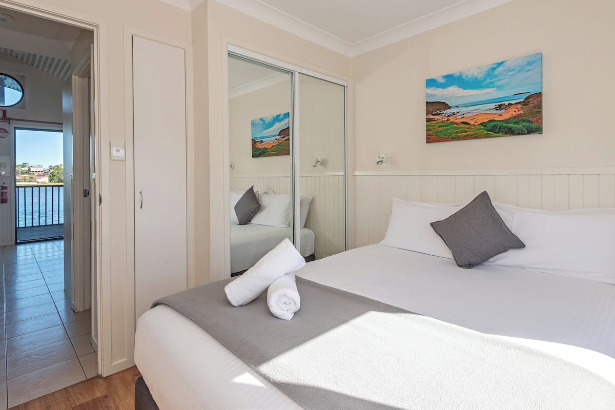 Vila superior, 2 quartos, não aceita animais de estimação (Superior Riverfront) | Ferros/tábuas de passar roupa, Wi-Fi de cortesia, roupa de cama