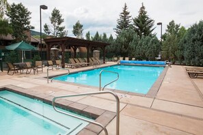 Una piscina al aire libre, una piscina climatizada