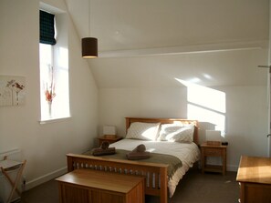 2 bedrooms, iron/ironing board, travel cot, free WiFi - Best views of Loch Ness - Historic Abbey - Short-break and Last Minute Discounts (Fort Augustus)