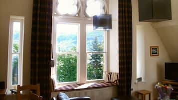 Smart-tv, dvd-afspiller, bordfodbold, bordtennisbord