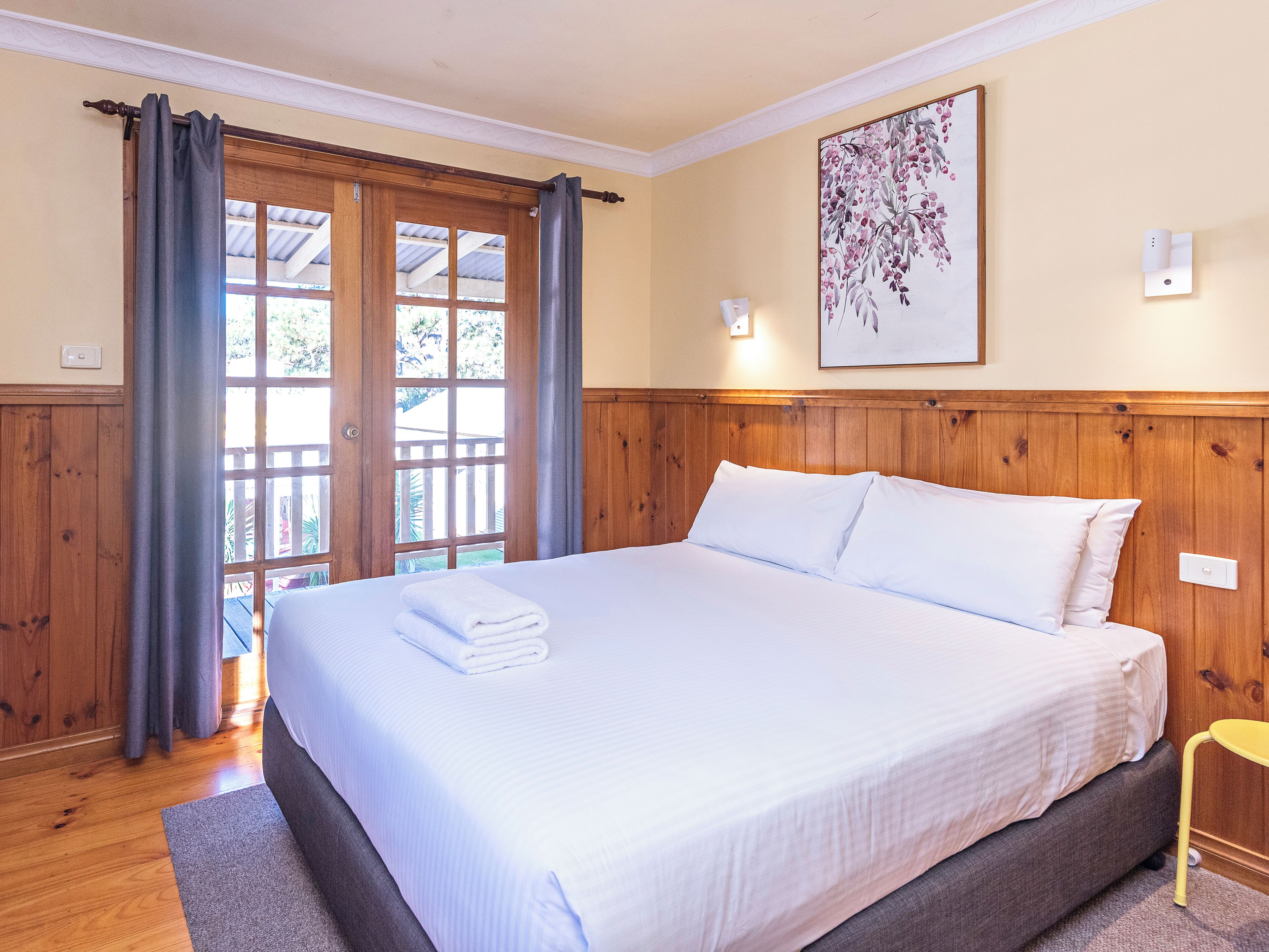 Deluxe 3 Bedroom Cabin - Olde Town Country Pub | Bed sheets