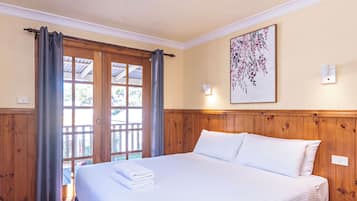 Deluxe 3 Bedroom Cabin - Olde Town Country Pub | Bed sheets