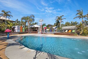 Piscina externa, espreguiçadeiras