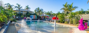 Outdoor pool, pool loungers - Wairo Beach Holiday Park (Lake Tabourie)