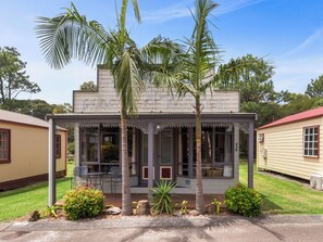 Superior 2 Bedroom Cabin - Olde Town | Terrace/patio - Wairo Beach Holiday Park (Lake Tabourie)
