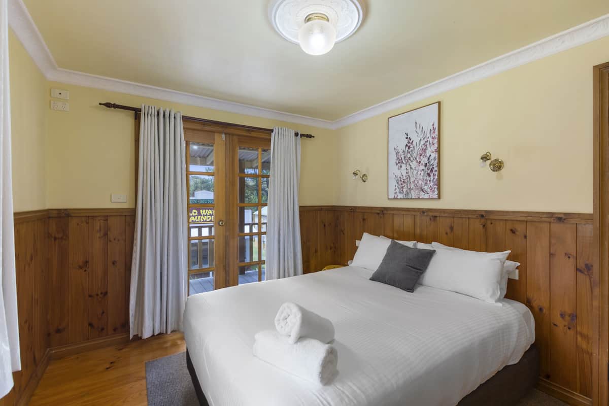 Deluxe 3 Bedroom Cabin - Olde Town Country Pub | Bed sheets
