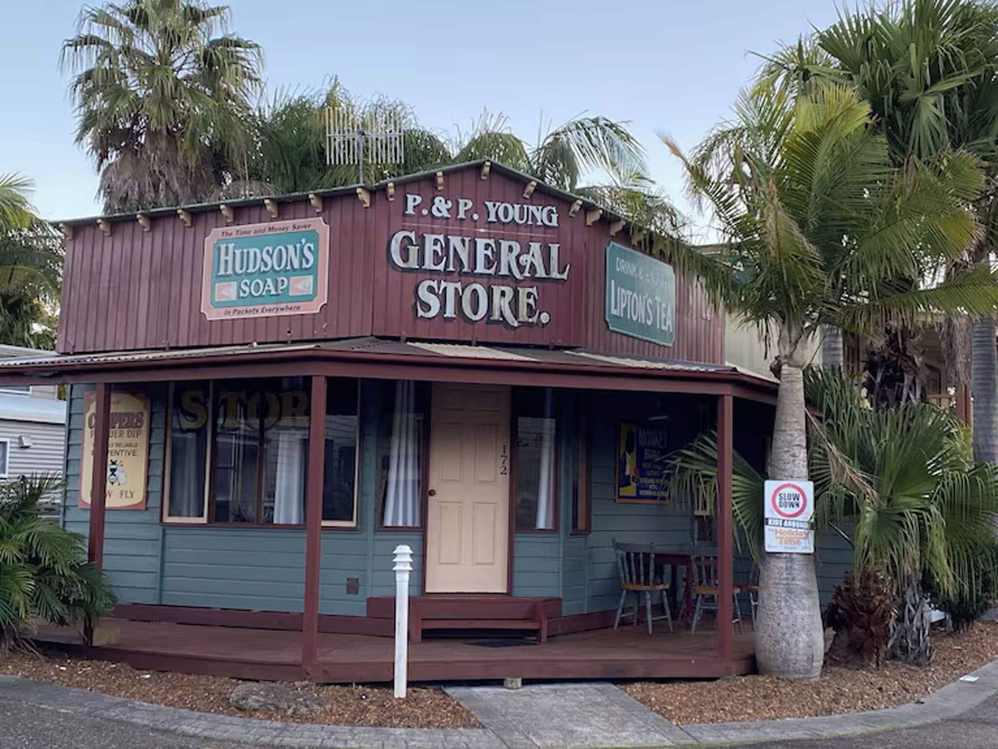 Deluxe 2 Bedroom Cabin - Olde Town General Store | Terrace/patio