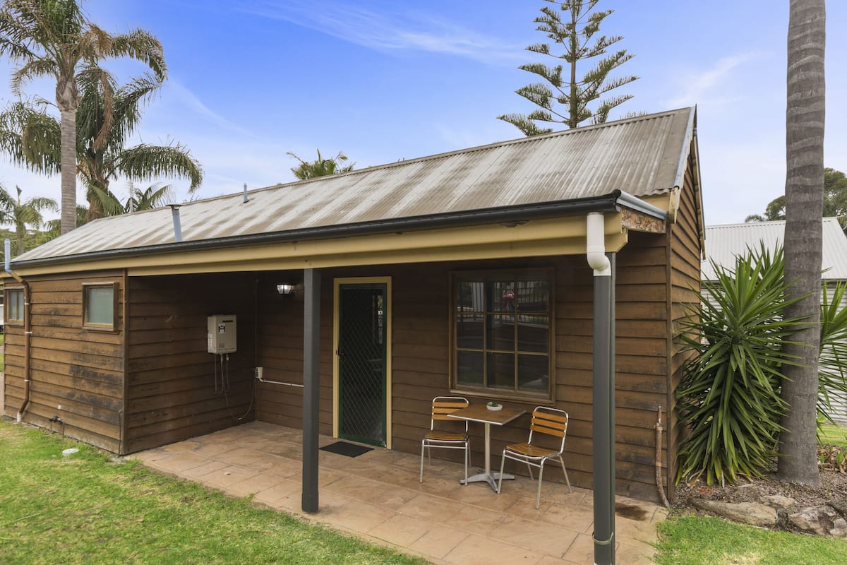Standard Poolside 1 Bedroom Cabin | Bed sheets