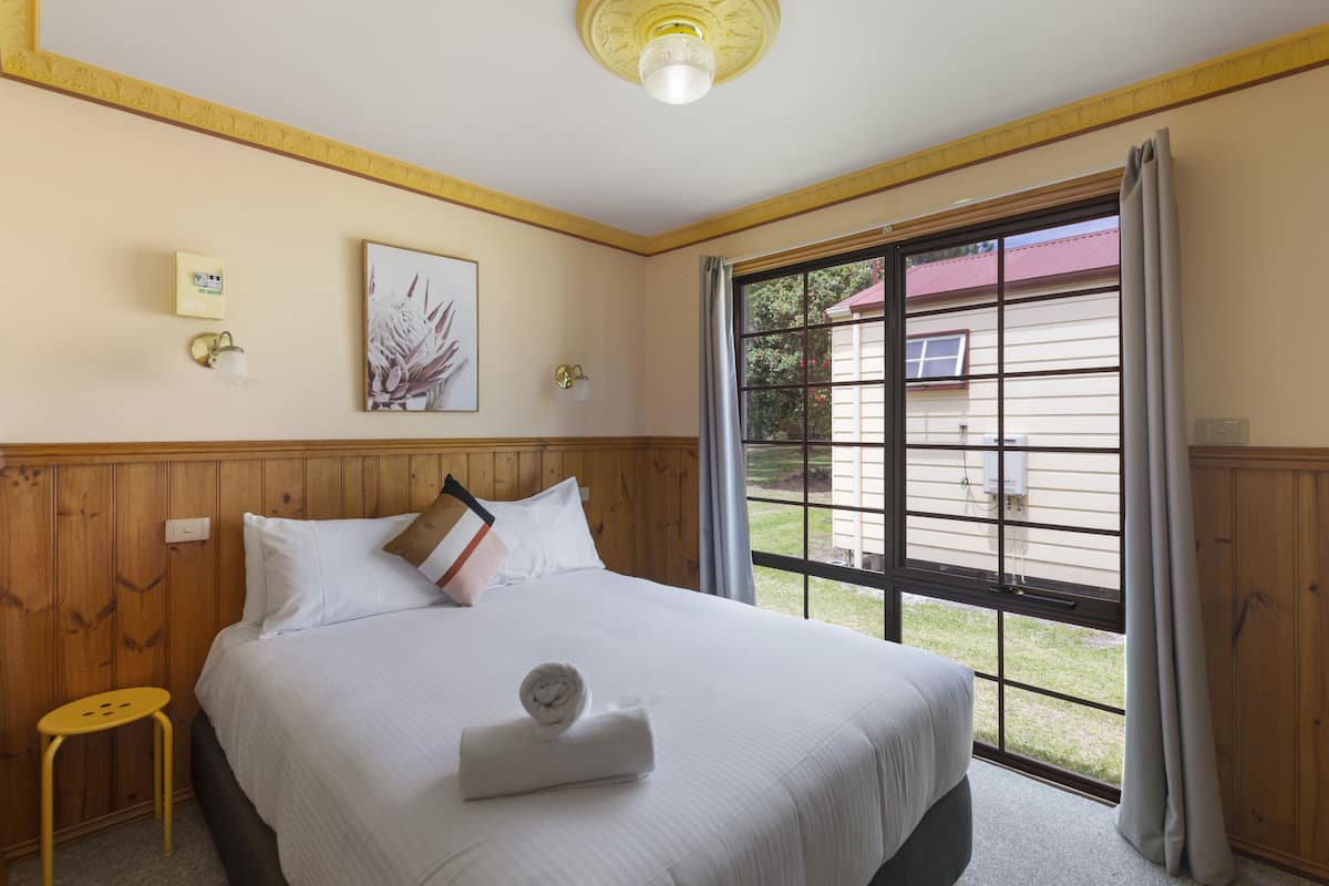 Superior 2 Bedroom Cabin - Olde Town
