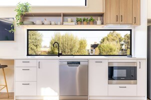 Refrigerador, microondas, placa de cocina, tostadora