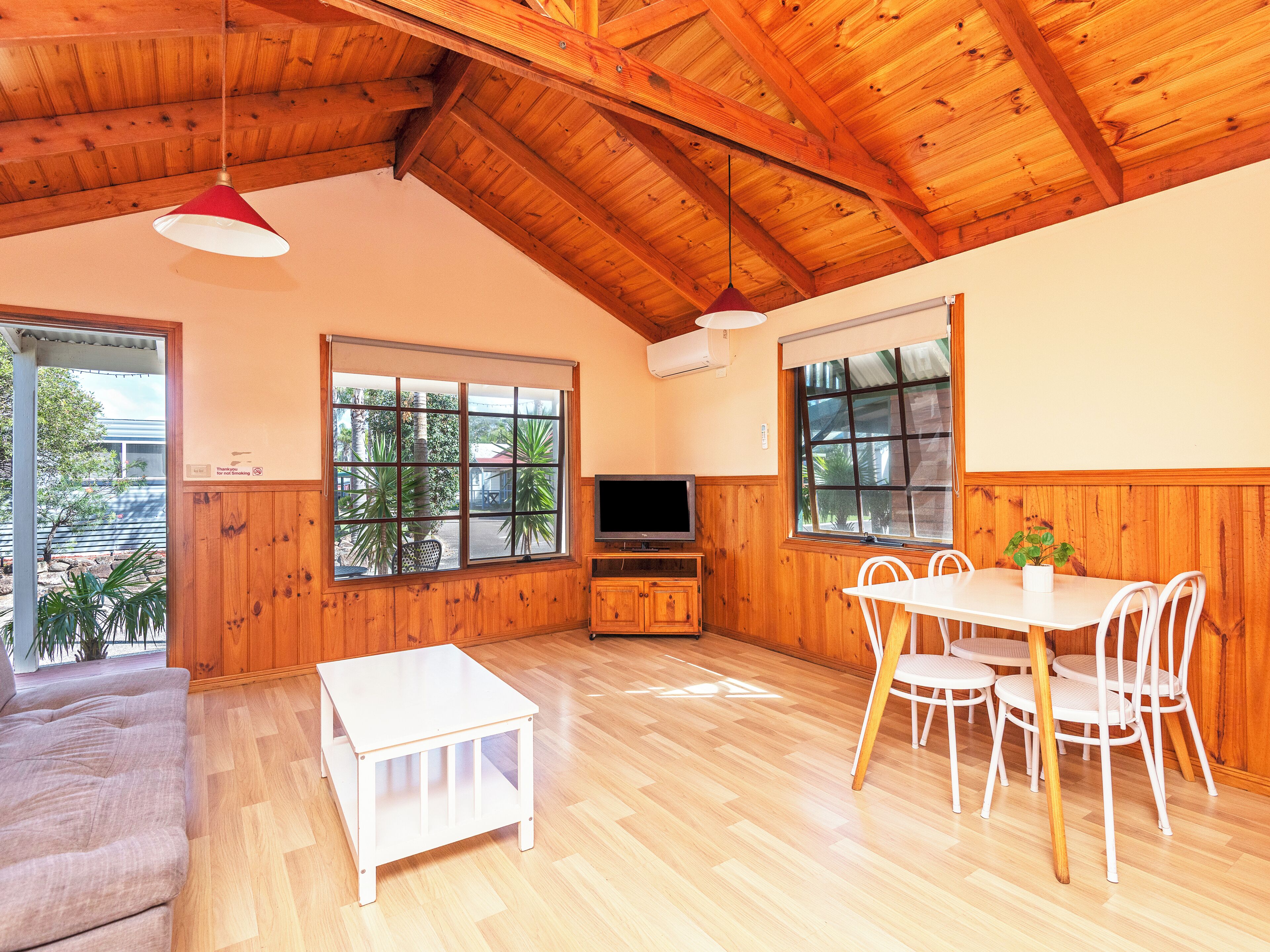 Standard 2 Bedroom Cabin - Olde Town | 起居區 | 電視
