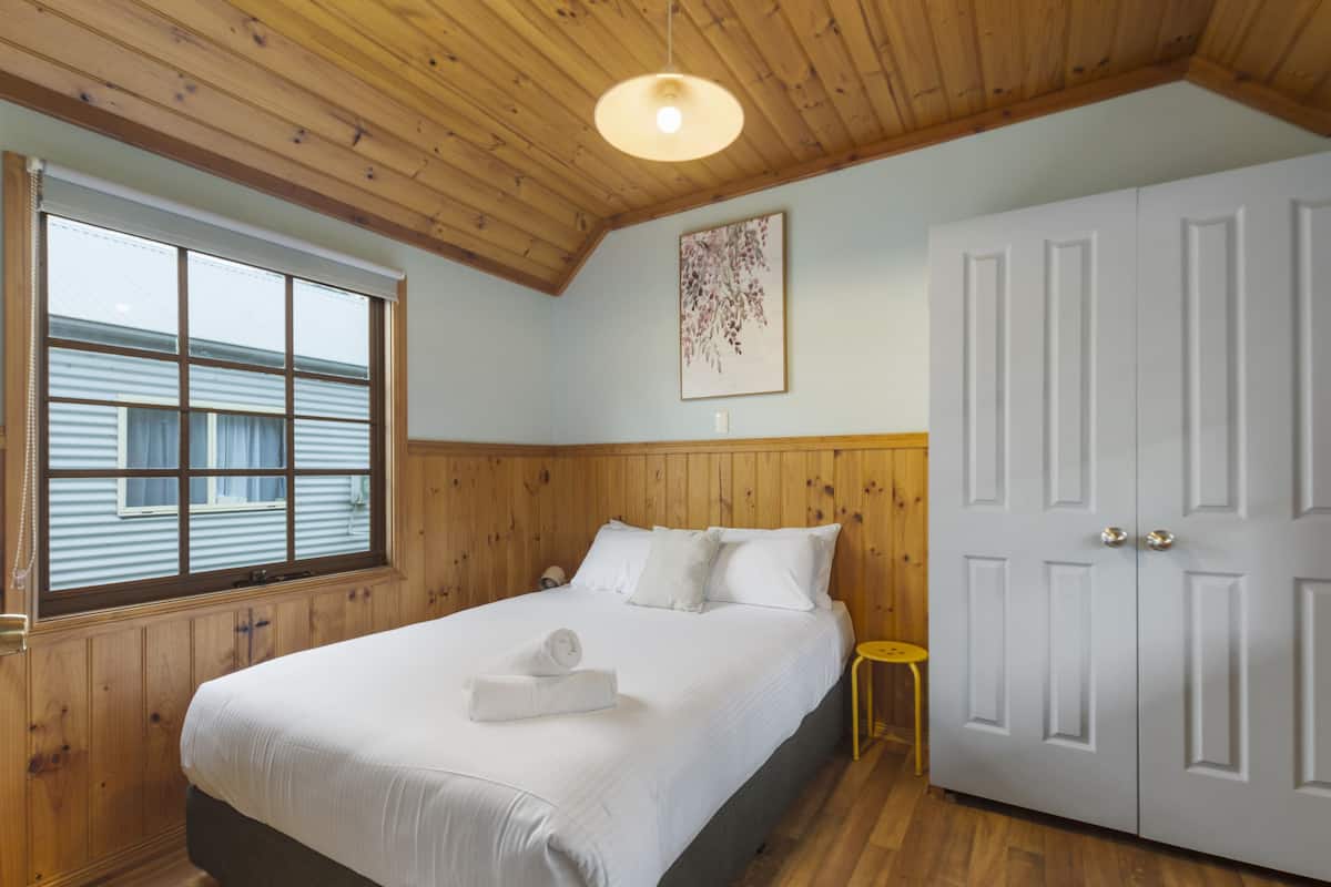 Standard Poolside 1 Bedroom Cabin | Bed sheets