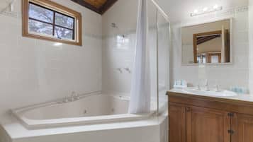 Superior 2 Bedroom Cabin - Olde Town | Salle de bain | Articles de toilette gratuits, sĂšche-cheveux, serviettes fournies