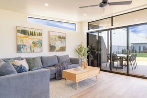 Villa Deluxe - 3 sovrum - vid poolen | Vardagsrum | Tv