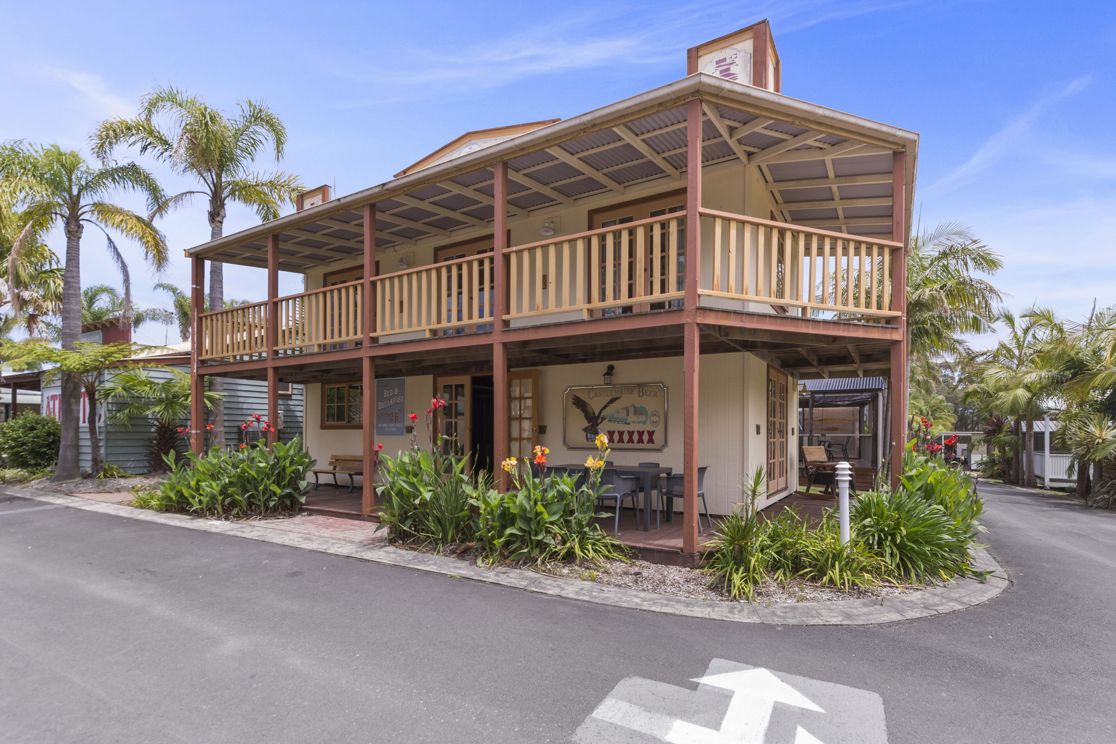 Deluxe 3 Bedroom Cabin - Olde Town Country Pub | Terrace/patio