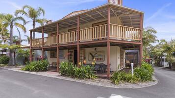 Deluxe 3 Bedroom Cabin - Olde Town Country Pub | Terrace/patio