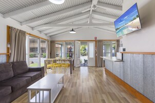 Deluxe 2 Bedroom Cabin - Olde Town Jacks' Garage | 起居区 | 电视