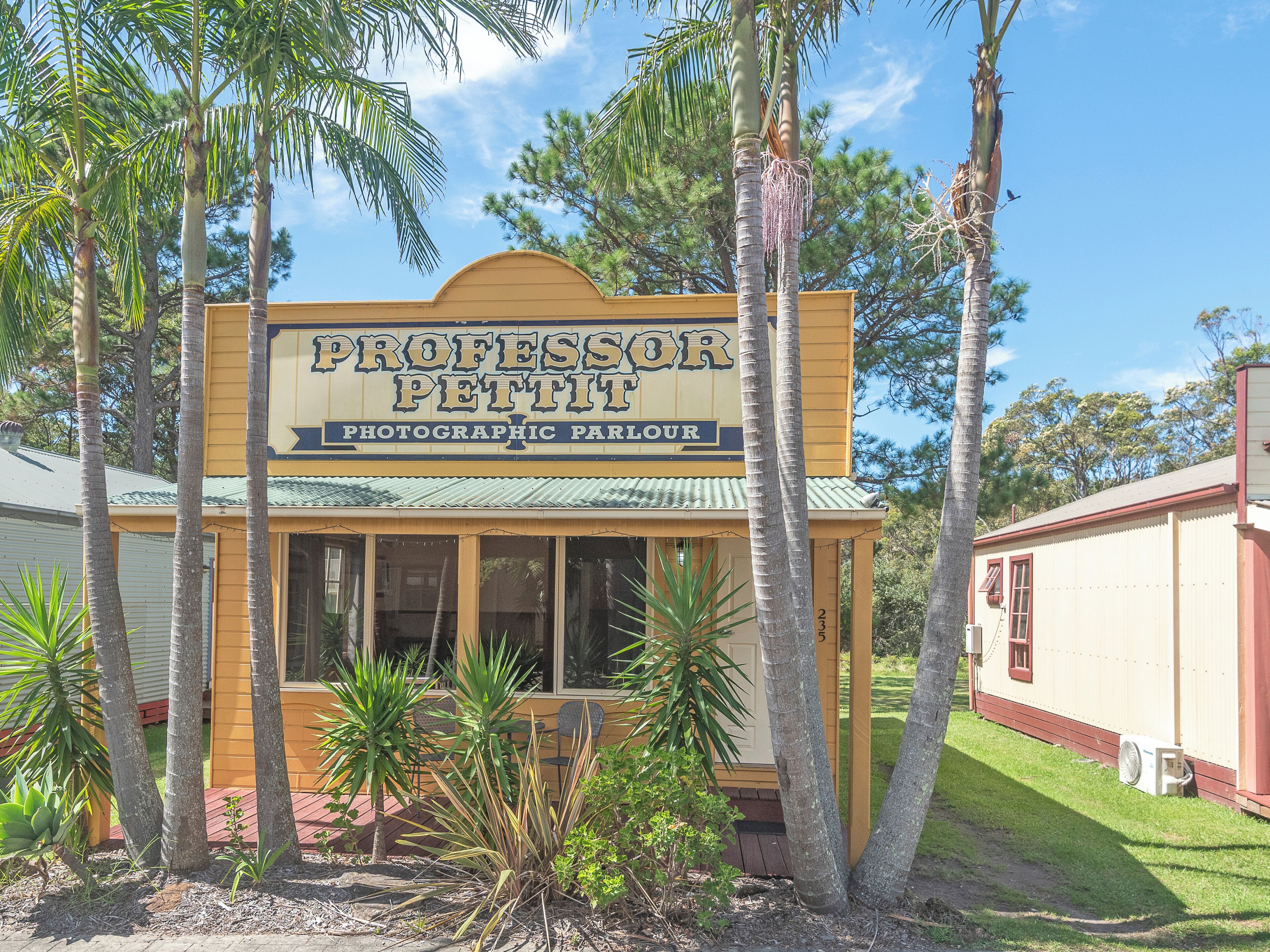 Un edificio con un letrero que dice 'Professor Pettit Photographic Parlour'.