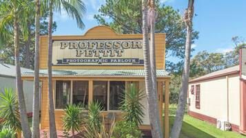 Un edificio con un letrero que dice 'Professor Pettit Photographic Parlour'.