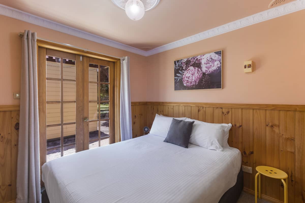 Standard 2 Bedroom Cabin - Olde Town Local Bakery | Bed sheets