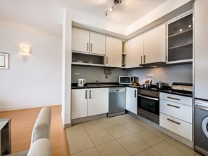 Kühlschrank, Mikrowelle, Ofen, Geschirrspüler