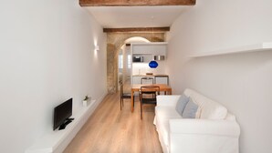 Un appartement moderne comprenant un salon, un coin repas et une cuisine.